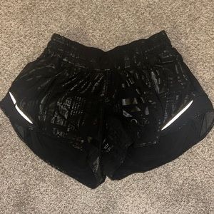 lululemon hotty hot shorts low rise 2.5 inch